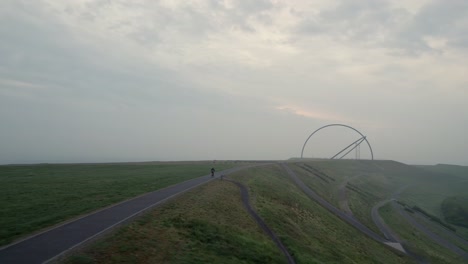 Ein-Einzelner-Radfahrer-Fährt-In-Richtung-Horizont-Observatorium-Auf-Halde-Hoheward,-Drohnen-Umlaufbahn