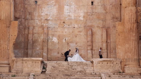 Pareja-Toma-Fotos-De-Boda-En-El-Castillo-De-Baalbeck-En-La-Ciudad-De-Baalbeck