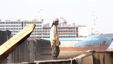 Arbeiter-Mit-Helm-Steht-Auf-Dem-Schiffsrumpf-Im-Breakers-Yard-In-Gadani,-Pakistan