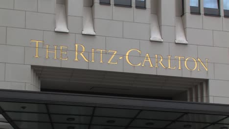 Firmar-En-El-Hotel-Ritz-Carlton,-Berlín,-Alemania