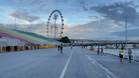 People-cycling-at-Marina-Bay,-along-the-The-Float