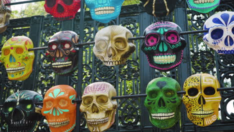 Bunte-Calavera-Zuckerschädel,-Die-Vor-Dem-Eingang-Zum-Chapultepec-Park-Zum-Tag-Der-Toten,-Día-De-Muertos-In-Mexiko-Stadt,-Ausgestellt-Sind