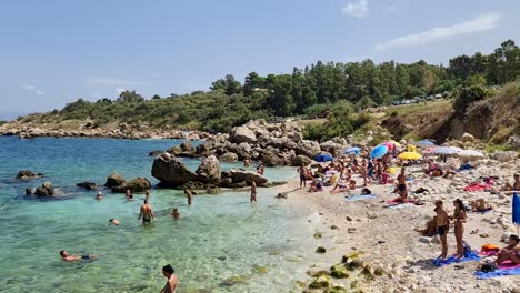 Touristenziel-Am-Felsigen-Strand-Cala-Mazzo-Di-Sciacca-In-Der-Nähe-Von-Scopello,-Sizilien-In-Italien