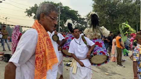 Dhak-En-La-Orilla-Del-Río-Ganges-Durante-Durga-Puja,-El-Festival-Más-Grande-De-Kolkata