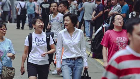 Cámara-Lenta-De-La-Familia-Generacional-De-Hong-Kong-Caminando-Por-La-Calle-Llena-De-Gente