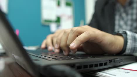 Männliche-Lehrer-Tippen-Die-Hände-Auf-Der-Laptop-Tastatur