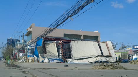 Der-Starke-Wind-Des-Taifuns-Odette-Stürzte-Das-Dach-Einer-Tankstelle-Auf-Den-Philippinen-Ein
