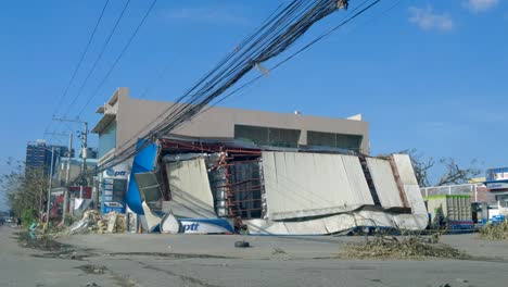 El-Fuerte-Viento-Del-Tifón-Odette-Derribó-El-Techo-De-Una-Gasolinera-En-Filipinas