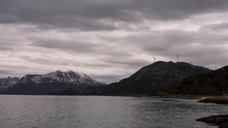 Blick-Vom-Fjord-Auf-Die-Majestätischen-Berge-Auf-Der-Insel-Kvaloya,-Norwegen