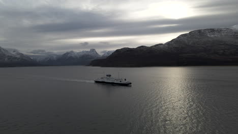 Transbordador-Navegando-Por-El-Fiordo-Ulls-En-Las-Aguas-árticas-De-Noruega,-Antena