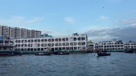 Barcos-Tradicionales-De-Madera-Con-Transporte-De-Pasajeros-En-Las-Aguas-Del-Río-Buriganga,-En-El-Puerto-De-Sadarghat-En-El-Viejo-Dhaka