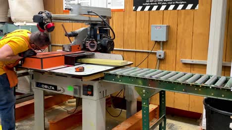Table-Wood-Cutting-Saw-in-Home-Depot-to-cut-the-wood-as-per-customer-need