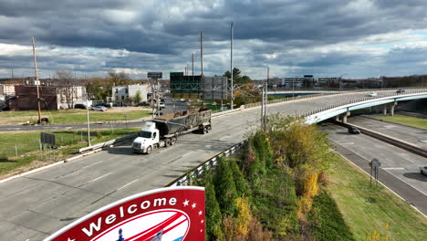 Bienvenido-Al-Cartel-De-Nueva-Jersey-A-Lo-Largo-De-Una-Carretera-Muy-Transitada