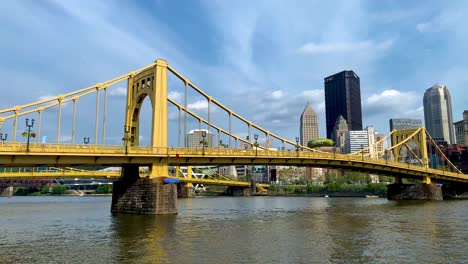 Andy-Warhol-Brücke-Von-Der-Uferpromenade-Des-Allegheny-River-Aus-Gesehen,-Mit-Der-Innenstadt-Von-Pittsburgh-Im-Hintergrund