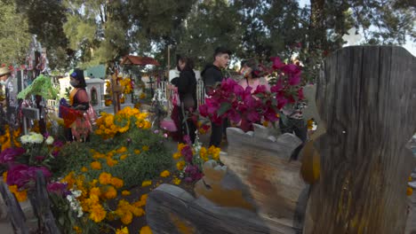 Familias-Reunidas-Cerca-De-Las-Tumbas-De-Sus-Parientes-Adornándolas-Con-Flores-De-Caléndula-De-Cempasuchil-Para-La-Celebración-Del-Día-De-Los-Muertos-En-México-Puebla-Cholula