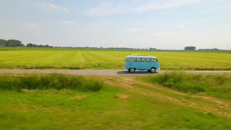 Lado-En-Vista-Aérea-De-Vw-Van-Conduciendo-Por-El-Campo