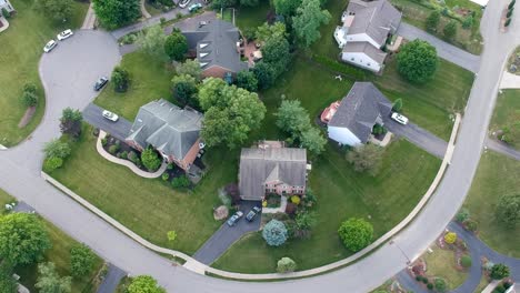Aerial-footage-Scarlet-dr-of-Upper-st-Clair-Township-in-Pittsburgh,-PA-during-summer