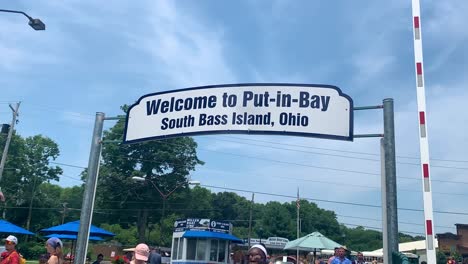 Cartel-De-Bienvenida-A-Poner-En-La-Bahía,-South-Bass-Island,-Ohio