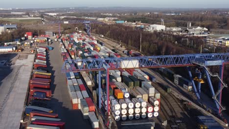 Schiffscontainer-Kranlift,-Der-Schwere-Fracht-Exportkistencontainer-In-Der-Werft-Entlädt,-Luftaufnahme,-Aufnahme-Aus-Einem-Niedrigen-Winkel