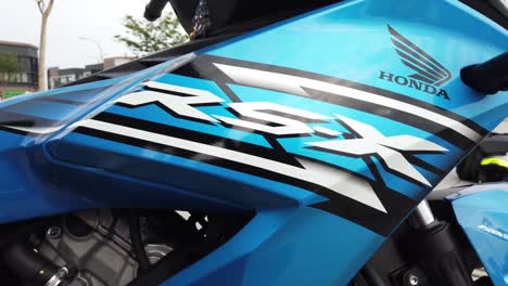 Kuala-Lumpur,-12-De-Marzo-De-2022:-Una-Impresionante-Exhibición-De-La-Motocicleta-Honda-Rs_x-150-En-Un-Color-Azul-Brillante