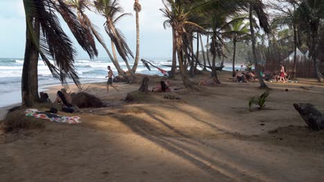 Männer-Und-Frauen-Genießen-Den-Strand-Bei-Stammestreffen,-Mittlere-Handaufnahme