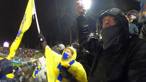 Felices-Hinchas-De-Fútbol-Y-Simpatizantes-Con-Banderas-Ondeantes-En-El-Estadio-Dudenpark---Equipo-De-Fútbol-Union-Saint-gilles-Ganando-De-Nuevo-En-El-Campeonato-Belga