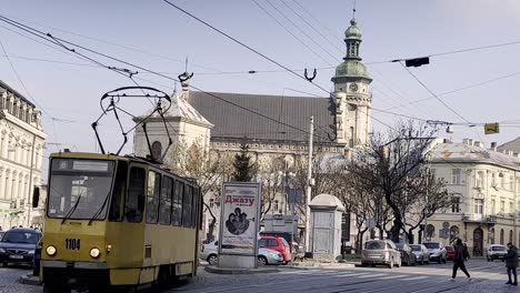 Lviv-Ucrania-Coche-De-Calle-En-Carretera
