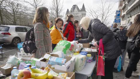 Freiwillige-Teilen-Mahlzeiten-Und-Haushaltsprodukte-Mit-Kriegsflüchtlingen-Aus-Der-Ukraine-Vor-Dem-Registrierungszentrum