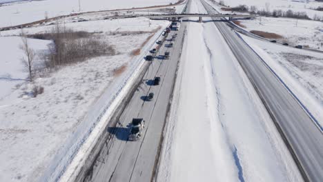 Sobrecarga-De-Antena-Se-Abalanza-Para-Mostrar-El-Tráfico-En-El-Convoy-De-La-Libertad-Y-Los-Partidarios-En-El-Paso-Elevado-En-La-Autopista-138-Y-La-Autopista-417-Cerca-De-Moose-Creek,-Ontario