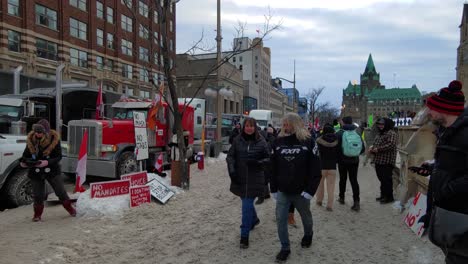 Camioneros-Protestando-Contra-La-Vacunación-Obligatoria-En-Ottawa-En-Invierno