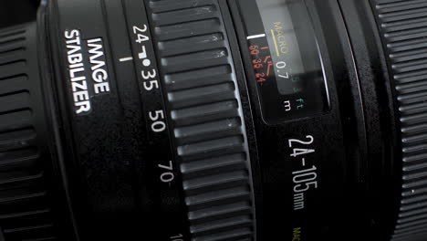 Schwenk-Auf-Professionelles-Videokameraobjektiv-Videokameraobjektiv,-Seitenansicht-Einer-Videokamera-Geht-In-Vorderansicht-über