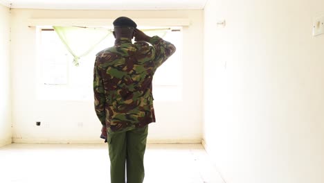 Kenianischer-Militärmann,-Der-Im-Haus-Arbeitet
