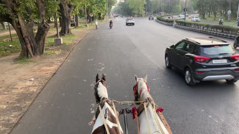 Tiro-Pov-Del-Carro-De-Caballos-Tradicional-También-Conocido-Como-Tanga-En-Murshidabad,-Bengala-Occidental,-India,-Utilizado-Principalmente-Para-Transportar-Turistas-Por-La-Ciudad