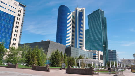 An-Einem-Sonnigen-Tag-Spazieren-Sie-Durch-Das-Stadtzentrum-Der-Modernen,-Neofuturistischen-Hauptstadt-Kasachstans,-Einem-Großstädtischen-Stadtbild