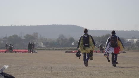 Paracaidistas-Caminando-Con-Paracaídas-Después-De-Aterrizar-Un-Salto-De-Paracaidismo