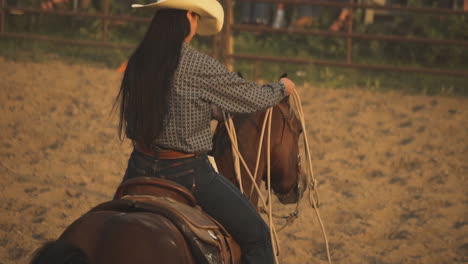 Weibliche-Cowgirl-Pferderennfahrerin-Wickelt-Ein-Lasso-Auf-Der-Montana-Rodeo-Rennstrecke-Ein