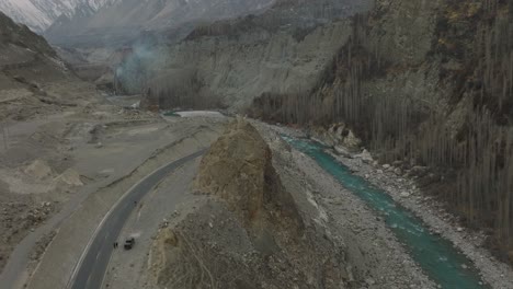 Vista-Aérea-De-La-Carretera-De-Karakoram-Junto-Al-Río-En-El-Valle-De-Hunza