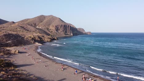 Playa-Del-Penon-Blanco-En-San-Jose,-Cabo-De-Gata,-Almeria,-Andalucia,-España---Vista-Aerea-De-Drones-De-La-Playa-De-Arena-Y-La-Costa-Rocosa
