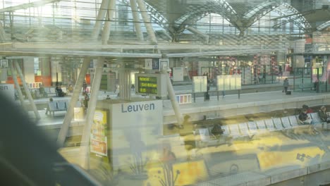 Bahnhof-Leuven,-Absteigender-Aufzug-Bei-Sonnenuntergang-Mit-Graffiti-Zugfensterreflexion