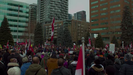 Menschenmenge-Und-Rede-Protestieren-In-Calgary-In-Zeitlupe,-5.-Februar-2022