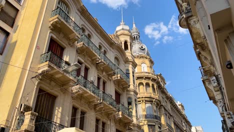 Rosario-Argentinien-Bilder-Der-Stadtskyline,-Gebäude-Und-Architektur-Laufen-Durch-Das-Kardanische-Zentrum,-In-Dem-Der-Beste-Fußballspieler-Der-Welt-In-Der-Innenstadt-Geboren-Wurde