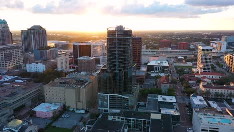 Videoclip-Aéreo-4k-Fluido-Y-Cinematográfico-Que-Orbita-Alrededor-De-Lujosos-Rascacielos-En-El-Centro-De-Orlando,-Plano-A-La-Hora-Dorada