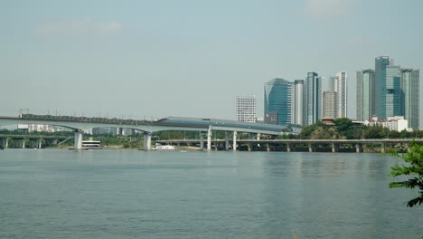 Línea-Dos-Del-Metro-De-Seúl,-Tren-Ferroviario-Que-Se-Mueve-A-Lo-Largo-Del-Puente-Ferroviario-Dangsan-O-Puente-De-Hierro-Sobre-El-Río-Han-En-Hapjeong,-Espacio-De-Copia-Diurno-Estático-De-Seúl