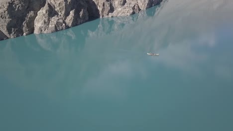Luftaufnahme-Eines-Schiffes,-Das-Im-Hunza-See-Tal-In-Gilgit-Baltistan,-Pakistan,-Segelt
