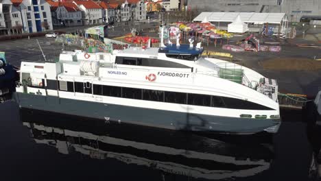 Hochgeschwindigkeits-Passagier-Expressboot-Namens-Fjorddrott-Der-Firma-Norled-Liegt-Am-Dock-In-Stavanger,-Norwegen-–-Luftaufnahme