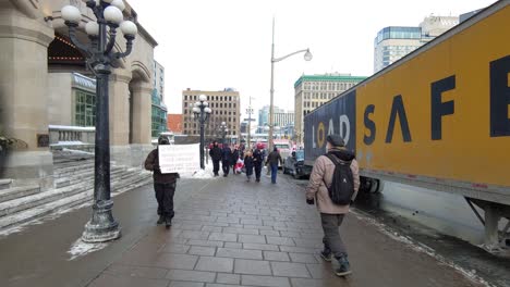 Pov-Caminando-Por-La-Calle-Pasando-Una-Protesta-Pacífica-Por-El-Convoy-De-Libertad-En-Ottawa-El-28-De-Enero-De-2022
