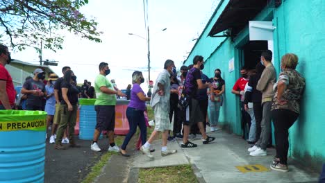 San-JosÉ,-Costa-Rica---6-De-Febrero-De-2022:-Editorial-Del-Día-De-Las-Elecciones,-Una-Cola-Fuera-De-La-Mesa-De-Votación,-Con-Gente-Haciendo-Cola,-Moviéndose-Lentamente-Para-Entrar