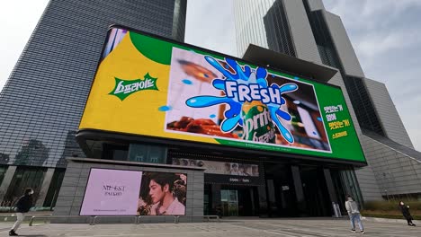 Sprite,-Werbespiel-Für-Erfrischungsgetränke-Auf-Dem-LED-Bildschirm-Im-Coex-Mall-In-Südkorea