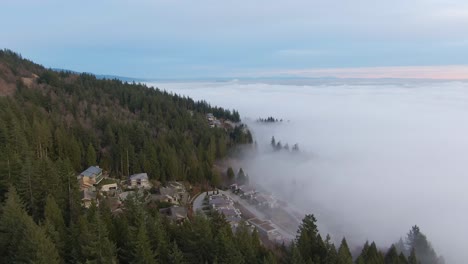 Vista-Del-Paisaje-Montañoso-De-La-Naturaleza-Canadiense-Cubierto-De-Nubes-Y-Niebla