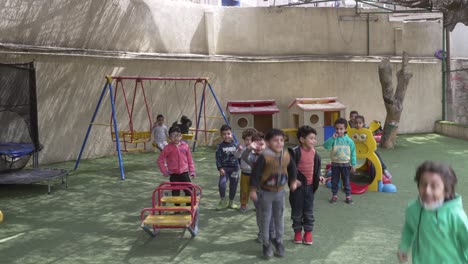 Los-Niños-De-Familias-Coptas-Pobres-Juegan-En-Un-Preescolar-Mientras-Sus-Padres-Trabajan-En-La-Ciudad-De-La-Basura